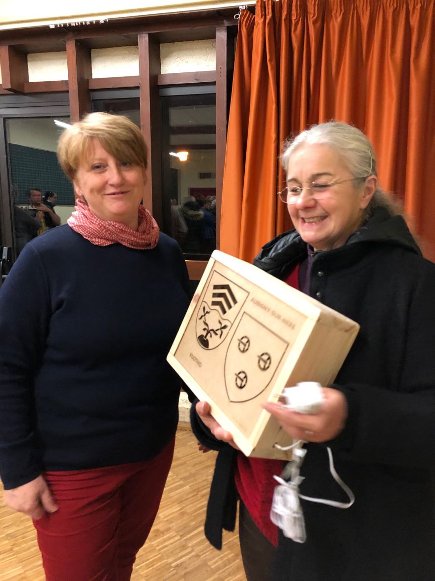 Telethon 2019: Bürgermeisterin Laurence Renier (l.) und Cathy Daugu mit dem Geschenk der ISA Groupe