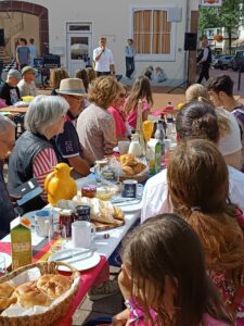 Bürgermeister Rocco Wilken begrüßte die Gäste zum Bürgerbrunch 2024