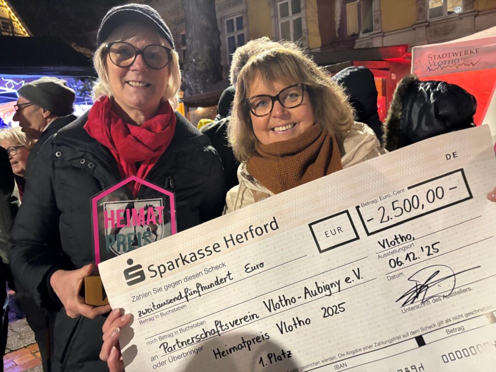 Annette Klocke (l.) und Kerstin Flaake-Sanow vom Partnerschaftsvereinsvorstand nahmen den Heimatpreis entgegen.