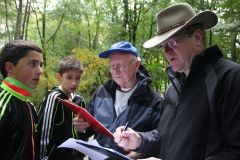 Manfred Plauschinat und Jochen Zülka wachen über die Ergebnislisten beim Schüler-Boules-Turnier