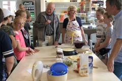 Mitglieder des Partnerschaftsverein erklärten genau, wie die leckeren Crêpes zubereitet werden. Alle hatten dabei eine Menge Spaß. Bild: Heike Begemann-Dröge)