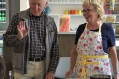 Mitglieder des Partnerschaftsverein erklärten genau, wie die leckeren Crêpes zubereitet werden. Alle hatten dabei eine Menge Spaß. Bild: Heike Begemann-Dröge)