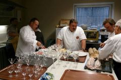 Gemeinsame Veranstaltung „Sponsorenessen“ von Partnerschaftsverein Vlotho – Aubigny und Kochclub Chuchi in der Weinhandlung Schmidt. (Bild: Ulrich Klose)