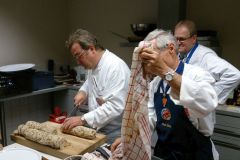 Gemeinsame Veranstaltung „Sponsorenessen“ von Partnerschaftsverein Vlotho – Aubigny und Kochclub Chuchi in der Weinhandlung Schmidt. (Bild: Ulrich Klose)