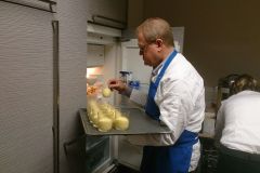 Gemeinsame Veranstaltung „Sponsorenessen“ von Partnerschaftsverein Vlotho – Aubigny und Kochclub Chuchi in der Weinhandlung Schmidt. (Bild: Ulrich Klose)