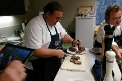 Gemeinsame Veranstaltung „Sponsorenessen“ von Partnerschaftsverein Vlotho – Aubigny und Kochclub Chuchi in der Weinhandlung Schmidt. (Bild: Ulrich Klose)