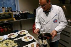 Gemeinsame Veranstaltung „Sponsorenessen“ von Partnerschaftsverein Vlotho – Aubigny und Kochclub Chuchi in der Weinhandlung Schmidt. (Bild: Ulrich Klose)