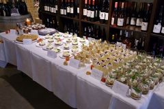 Gemeinsame Veranstaltung „Sponsorenessen“ von Partnerschaftsverein Vlotho – Aubigny und Kochclub Chuchi in der Weinhandlung Schmidt. (Bild: Ulrich Klose)