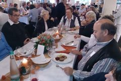 Gemeinsame Veranstaltung „Sponsorenessen“ von Partnerschaftsverein Vlotho – Aubigny und Kochclub Chuchi in der Weinhandlung Schmidt. (Bild: Ulrich Klose)