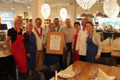 Die Partnerschaftsvereins-Kochclubs und Chuchi Vlotho nach „geschlagener Schlacht“.