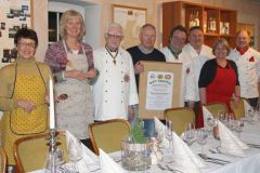 Die Partnerschaftsvereins-Kochclubs und Chuchi Vlotho nach „geschlagener Schlacht“.