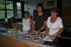 Koh Yong Bade, Inge Wienecke und Gerlinde Bennefeld machen ebenfalls einen recht zufriedenen Eindruck.