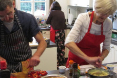 Gemeinsames Kochen mit dem Kochclub des Partnerschaftsvereins Vlotho – Aubigny an der Windmühle Exter. (Bild: Ulrich Klose)