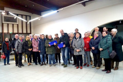Nach der Bekanntgabe der Spendenergebnisse beim Téléthon 2022 in Aubigny stellten sich alle Anwesenden zum Gruppenfoto auf. (Bild: Agnes Hertault)