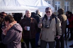 Téléthon im Jahr 2010 in Aubigny. Auch damals wurde schon Glühwein in deutschen Weihnachtsmarkttassen ausgeschenkt. (Bild: Ulrich Klose)
