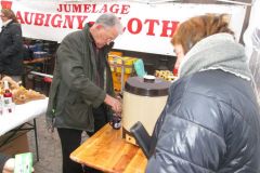 Glühweinausschank beim Téléthon im Jahr 2014 in Aubigny. (Bild: Ulrich Klose)