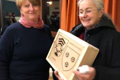 Telethon 2019: Bürgermeisterin Laurence Renier (l.) und Cathy Daugu mit dem Geschenk der ISA Groupe für den Partnerschaftsverein (Bild: Heike Begemann-Dröge)