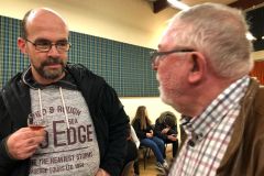 Téléthon 2019: Gespräch beim Guignolet Kirsch (Bild: Heike Begemann-Dröge)
