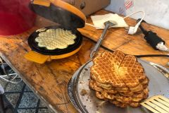 Telethon 2019: Inge Wienecke hatte Waffelteig vorbereitet und buk die süßen Leckereien auf dem Stand (Bild: Heike Begemann-Dröge)