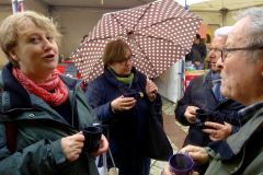 Téléthon 2019 in Aubigny: Aubignys Bürgermeisterin Laurence Renier (l.) lässt sich den Glühwein schmecken. (Bild: Ulrich Klose)