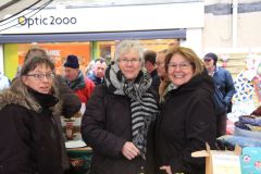 Florence Semence, Vorsitzende des Partnerschaftsvereins in Aubigny (l.), Heike Begemann-Dröge, Vorsitzende des Vereins in Vlotho (r.) und Doris Wandel beim Téléthon 2018.