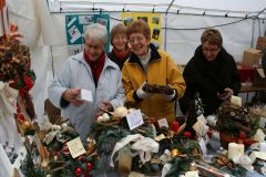 Im Jahr 2009 hatten wir beim Téléthon noch wesentlich mehr Adventsgestecke im Angebot. (Bild: Ulrich Klose)