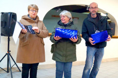 Eine ebenfalls liebgewonnene Tradition: Nach der Ergebnisbekanntgabe des Téléthon übergibt Aubignys Bürgermeisterin Laurence Renier etwas Wein an die deutschen Gäste. Partnerschaftsvereinsvorsitzende Heike Begemann-Dröge hatte ihr wiederum einen Vlotho-Kalender mitgebracht. (Bild: Agnes Hertault)