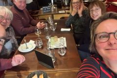 Téléthon 2022 in Aubigny: Nach dem Standdienst ließen es sich einige im Restaurant „Le bien aller“ gut gehen. (Bild: Anja Heilmann)