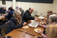Téléthon 2022 in Aubigny: Beim Abschlusabend gab es einen kleinen Imbiss. (Bild: Heike Begemann-Dröge)