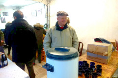 Téléthon 2022 in Aubigny: Jacques Girard schenkte Glühwein aus. (Bild: Ulrich Klose)