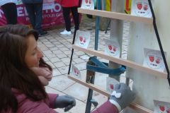 Téléthon 2022 in Aubigny: Vanessa Wolke dekoriert den Stand. (Bild: Ulrich Klose)