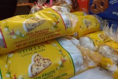 Téléthon 2022 in Aubigny: Deutscher Stollen verkauft sich gut. (Bild: Vanessa Wolke)