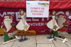 Téléthon 2022 in Aubigny: Weihnachts-Deko wartet auf Käufer/innen. (Bild: Vanessa Wolke)