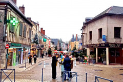 Téléthon 2022 in Aubigny: Markt in der Albinienser Innenstadt zur Weihnachtszeit. (Bild: Vanessa Wolke)