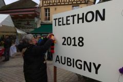 Bei dieser Aktion konnten die Albinienser Pompons zugunsten des Téléthon kaufen, die auf diesem Schild zum Veranstaltungslogo zusammengestellt wurden. Die Pompons waren in Altenheimen, Kindergärten und von Vereinen gebastelt worden. (Bild: Ulrich Klose)