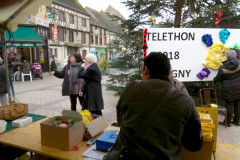 Blick vom Stand des Partnerschaftsvereins Vlotho – Aubigny für den Téléthon 2018 auf den Place Adrien Arnoux. (Bild: Ulrich Klose)