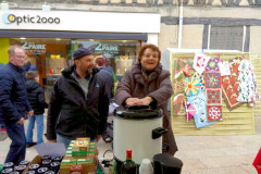 Gute Stimmung beim Glühhweinverkauf (Bild: Ulrich Klose)