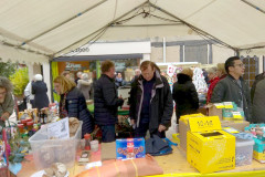 Bereits mittags waren viele der vom Partnerschaftsverein Vlotho – Aubigny mitgebrachten Waren ausverlauft. (Bild: Ulrich Klose)