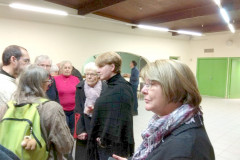 Vlothoer und Albinienser Partnerschaftsvereinsmitglieder bei der Téléthon-Ergebnisbekanntgabe im „salle de fêtes“.  Mit dabei: Aubignys Bürgermeisterin Laurence Renier (2.v.r.)