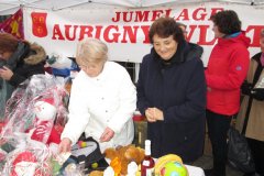 Weihnachtsschmuck und regionale Produkte aus Westfalen verlaufen die Vlothoerinnen und Vlothoer alljährlich im Advent beim Téléthon in Aubigny.