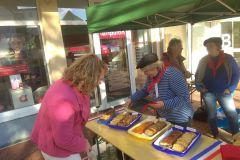 Vorsitzende Heike Begemann-Dröge serviert die ersten Cakes beim Stand des Partnerschaftsvereins auf dem Vlothoer Abendmarkt Ende September 2022.