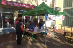 Gute Stimmung beim Panrterschaftsvereinsstand auf dem Vlothoer Abendmarkt Ende September 2022