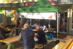 Gute Stimmung beim Panrterschaftsvereinsstand auf dem Vlothoer Abendmarkt Ende September 2022