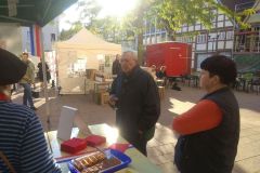 Der Partnerschaftsvereins Vlotho – Aubigny verkaufte Cakes und Wein beim Abendmarkt im September 2022.
