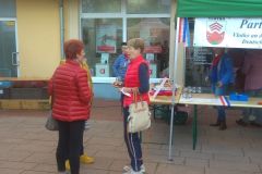 Auf dem Stand auf dem Vlothoer Abendmarkt im September 2022 trafen sich Mitglieder und Freunde des Partnerschaftsvereins Vlotho – Aubigny,