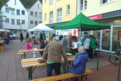 Schnell setzten sich die ersten Gäste an unseren Stand beim Vlothoer Abendmarkt Ende September 2022.