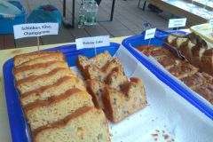 Der Partnerschaftsverein Vlotho – Aubigny verkaufte auf dem Vlothoer Abendmarkt 2022 seine  beliebten, herzhaften Cakes.