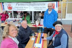 Gute Stimmung beim Partnerschaftsverein auf dem Vlothoer Abendmarkt Ende September 2022 (Bild: Jürgen Flaake)