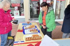 Die herzhaften Cakes vom Partnerschaftsverein auf dem Vlothoer Abendmarkt Ende September 2022 waren begehrt (Bild: Jürgen Flaake)