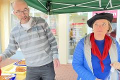 Ulrich Klose und Anja Heilmann beim Partnerschaftsvereinsstand auf den Vlothoer Abendmarkt Ende September 2022 (Bild: Jürgen Flaake)